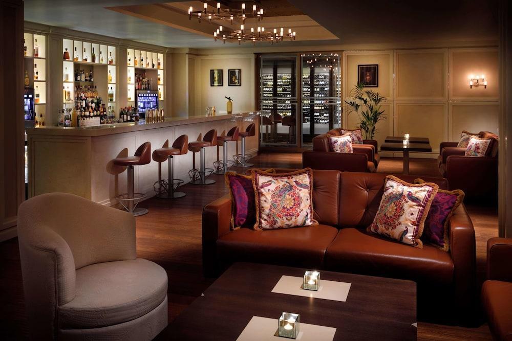 Palazzo Versace Dubai Exterior photo The bar at the Concourse