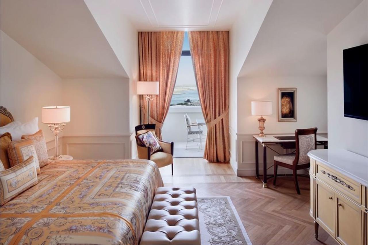 Palazzo Versace Dubai Exterior photo A room at the Four Seasons Hotel
