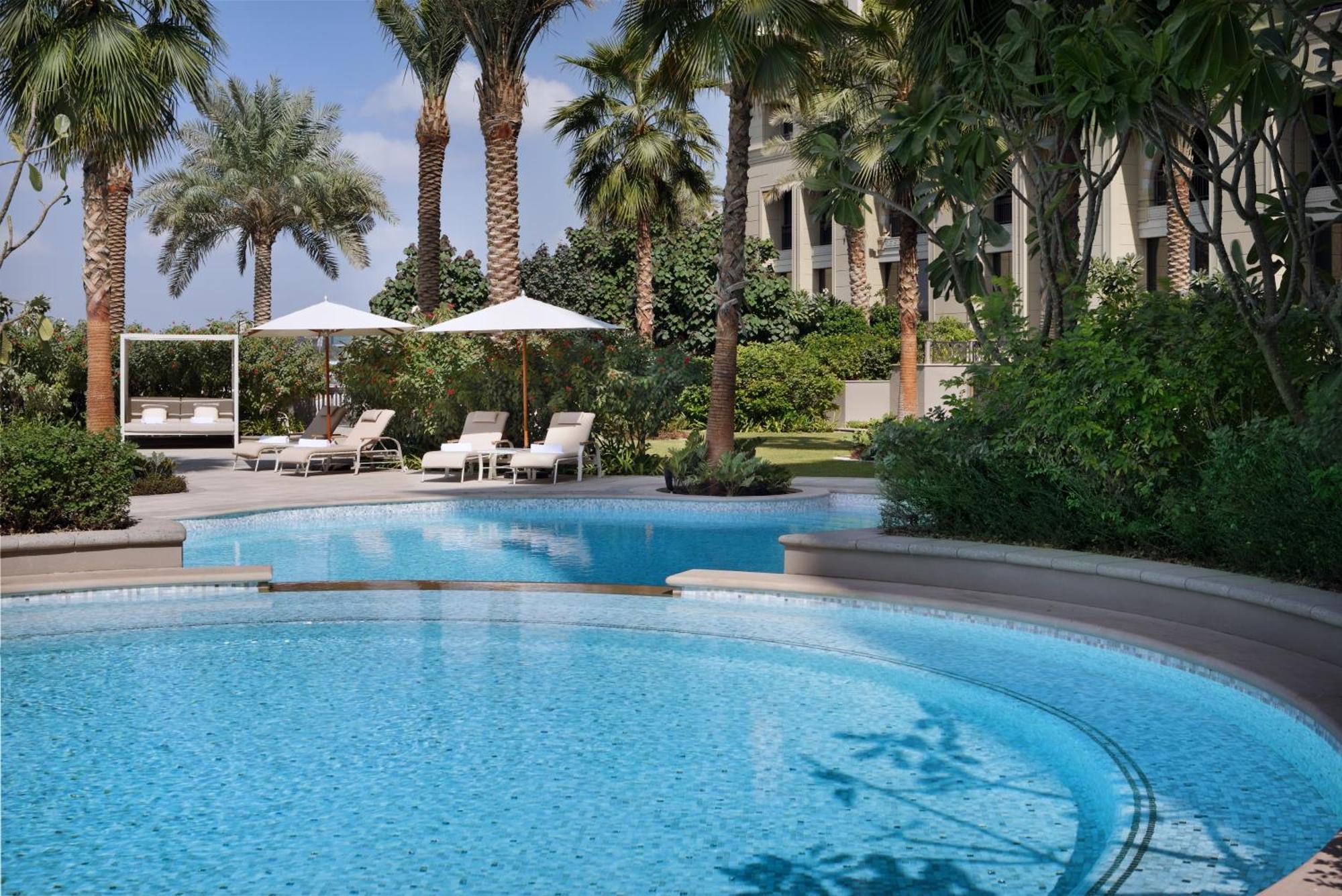 Palazzo Versace Dubai Exterior photo The swimming pool at the Four Seasons Hotel