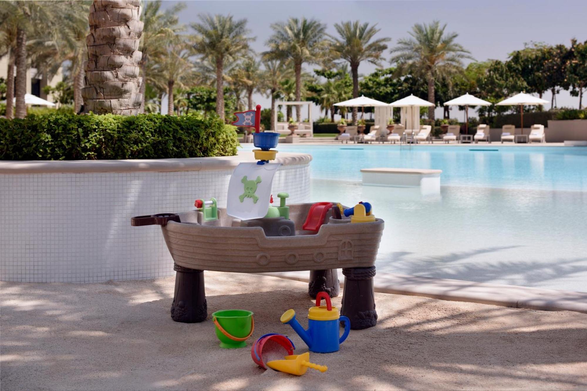 Palazzo Versace Dubai Exterior photo A water table