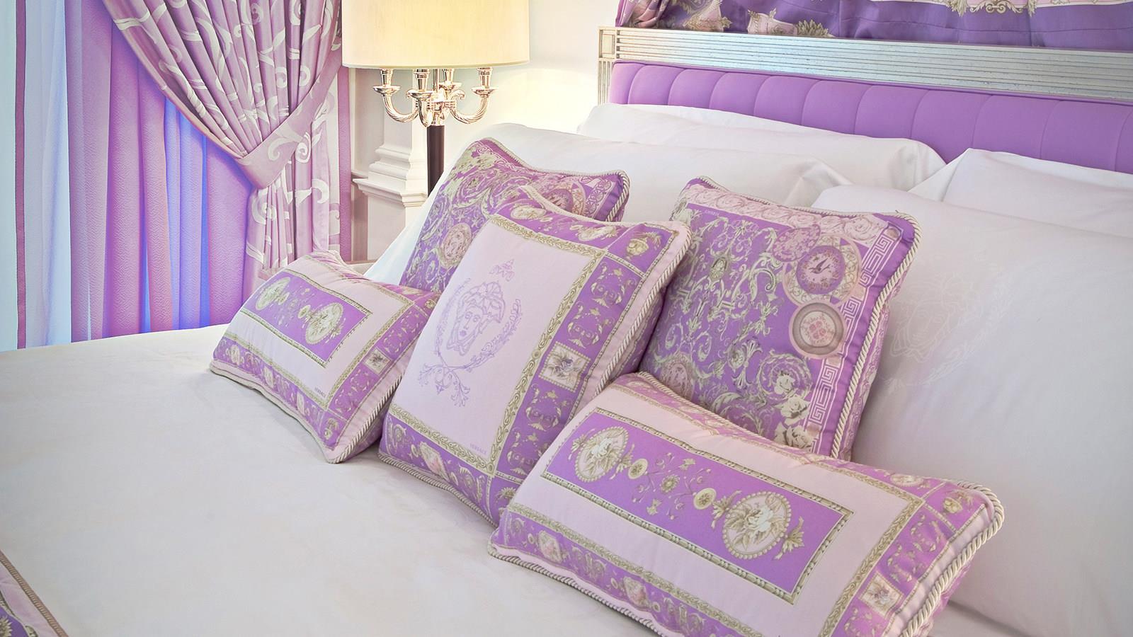Palazzo Versace Dubai Exterior photo Pillows